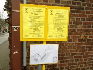 Auf gelben Plakaten gibt die Stadt Eupen eine öffentliche Untersuchung für die Gebäude Kaperberg 8 und einen Anbau bekannt. Foto: OD