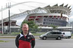 Stephan Zilles vor dem Estadio National in San José, der Hauptstadt von Costa Rica.