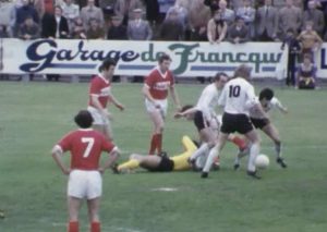 Eine Szene aus einem Spiel der AS Eupen in der Saison 1973-1974 (mit Rainer Gebauer, Nummer 10), als die Schwarz-Weißen den Aufstieg in die 1. Division nur knapp verpasste.