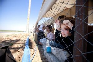 Syrische Flüchtlinge an der Grenze zur Türkei. Foto: Shutterstock