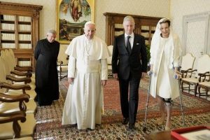 Papst Franziskus (2.v.l., hier mit König Philippe (M.) und Königin Mathilde im März 2015. Foto: Belga