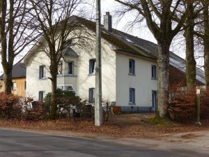 In diesem Haus im Deidenberger Ortsteil Schwarzenvenn kam es am 15. März 2015 zu der tödlichen Messerstecherei. Foto: OD