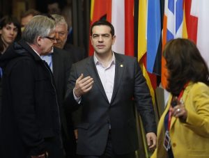 Griechenlands Ministerpräsident Alexis Tsipras (Bildmitte) beim Brüsseler EU-Gipfel. Foto: epa