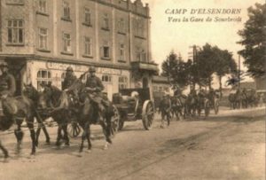 Truppen auf dem Weg vom Lager Elsenborn zum Bahnhof in Sourbrodt.