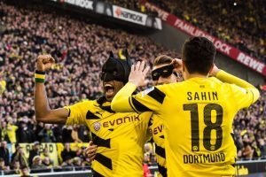 Der spektakuläre Torjubel von "Batman" Aubameyang und "Robin" Reus. Foto: dpa