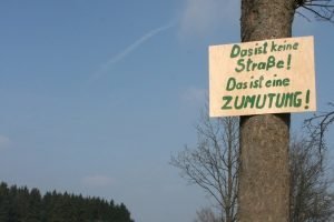 An einem Baum an der Straße zwischen Büllingen und Losheimergraben machte zur Zeit ein verärgerter Bürger seinem Unmut Luft.
