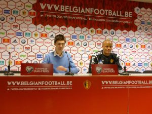Vincent Kompany (rechts) bei der Pressekonferenz (mit Pierre Cornez, Pressesprecher der Nationalmannschaft). Foto: OD