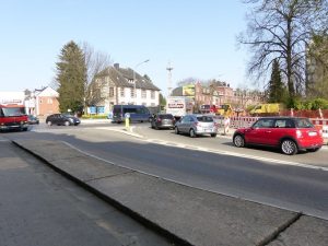 Am Kreisverkehr zwischen Vervierser Straße und Herbesthaler Straße kann der "Bypass" jetzt geschaffen werden. Rechts der arg in Mitleidenschaft gezogene Friedenspark. Foto: OD