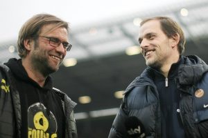 Nur 15% glauben, dass Borussia Dortmund unter Trainer Thomas Tuchel (rechts, hier mit Vorgänger Jürgen Klopp) noch Meister werden kann. Foto: dpa