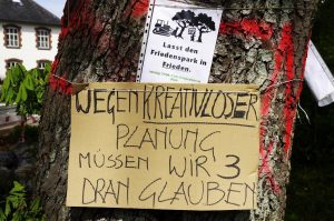 Der Protest im Friedenspark geht weiter. Wann wie viele Näume gefällt werden, war am Donnerstag nicht ganz klar. Foto: Gerd Comouth