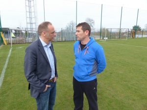 AS-Generaldirektor Christoph Henkel (links) im Gespräch mit dem neuen AS-Trainer Jordi Condom. Foto: OD