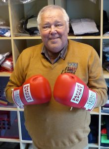 Willy Bosch posiert mit Boxhandschuhen für eine Bildaufnahme. Foto: OD