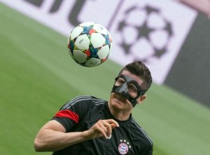 Auch im Halbfinal-Rückspiel spielte Bayern-Stürmer Robert Lewandowski mit Schutzmaske. Foto: dpa