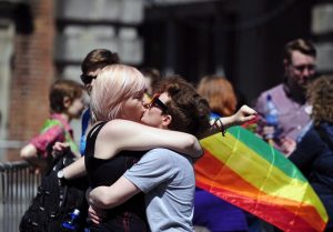 Zwei Frauen freuen sich über den Sieg beim Referendum zur Homo-Ehe. Foto: dpa
