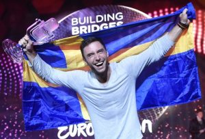 Mit der Pophymne "Heroes" gewann der Sänger Måns Zelmerlöw 2015 für Schweden den diesjährigen Eurovision Song Contest. Foto: epa