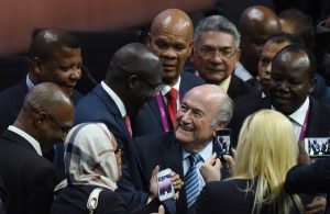 Nach seiner Wiederwahl am Freitag hatte Joseph Blatter (Bildmitte) noch gut lachen. Foto: dpa