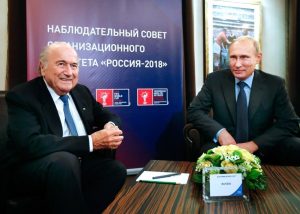 Joseph Blatter (links) und Russlands Staatspräsident Wladimir Putin bei einem Treffen Ende Oktober 2014 in Moskau. Foto: dpa