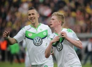 Kevin De Bruyne (rechts) im DFB-Pokalfinale gegen Borussia Dortmand mit Ivan Perisic. Foto: dpa