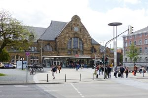 Der Aachener Hauptbahnhof wird von zahlreichen Pendlern und Urlaubern in Ostbelgien, insbesondere im Eupener Land, genutzt. Ab Dienstag dürfte hier weniger los sein als am Montag, als dieses Foto gemacht wurde. Foto: OD