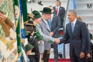 US-Präsident Barack Obama wurde am Sonntagmorgen nach der Ankunft am Flughafen in München von einer bayerischen Trachtengruppe begrüßt. Foto: dpa
