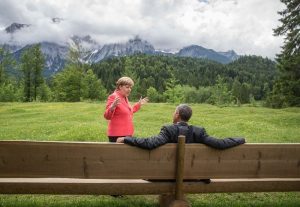 Dieses Bild ging am Montag um die Welt: Bundeskanzlerin Angela Merkel und US-Präsident Barack Obama in Elmau. Foto: dpa
