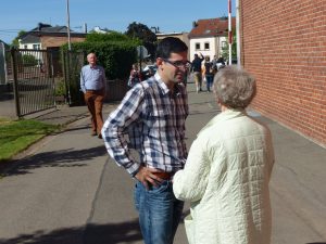 DG-Minister Antonios Antoniadis im Gespräch mit einer Bürgerin vor dem Wahlbüro am Stockbergerweg. Foto: OD