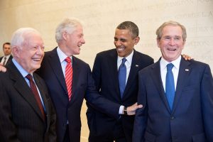 Vier US-Präsidenten auf einem Bild. V.l.n.r.: Jimmy Carter, Bill Clinton, Barack Obama und George W. Bush. Foto: Wikipedia