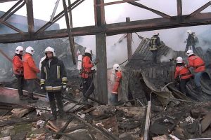 Feuerwehrleute im Einsatz am Katastrophenort etwa eine Stunde nach der Explosion der Fina-Tankstelle im Juni 1995 in Eupen. Foto: Belga