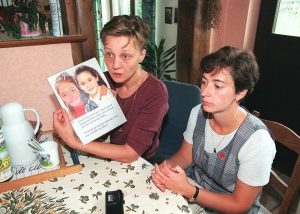 Die Mütter von Mélissa Russo und Julie Lejeune 1996 mit den Fotos ihrer Kinder. Foto: Belga