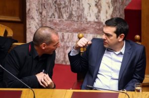 Ministerpräsident Alexis Tsipras (rechts) im Gespräch mit seinem Finanzminister Gianis Varoufakis. Foto: Shutterstock