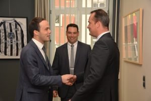 Landesrat Philipp Achammer (links) mit Ministerpräsident Oliver Paasch (rechts) und Bildungsminister Harald Mollers. Foto: Kabinett Mollers