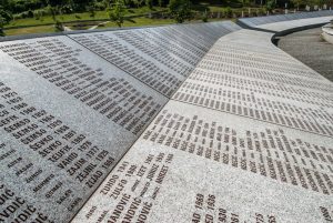 Im Marmor gemeißelte Namen der Opfer in der Gedenkstätte Potocari in der Nähe von Srebrenica (Bosnien-Herzegowina). Foto: Shutterstock