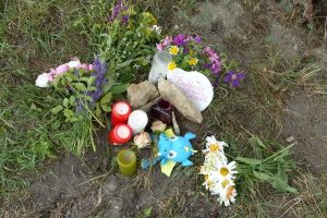 An der Unfallstelle wurden Blumen und Kerzen niedergelegt. Foto: OD