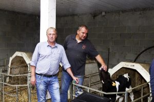 Erwin Schöpges (links) und Erich Pohen: Der Kampf um einen gerechten Milchpreis geht weiter. Foto: Gerd Comouth