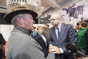 Premierminister Charles Michel (rechts) im Gespräch mit Erwin Schöpges, Vertreter der Milcherzeuger, bei der Landwirtschaftsmesse in Libramont. Foto: Belga