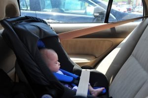 Ein Kleinkind im Sommer im Auto zurückzulassen, kann verheerende Folgen haben. Foto: Shutterstock