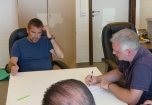 AS-Trainer Jordi Condom (links) bei der Pressekonferenz am Freitag. Foto: OD
