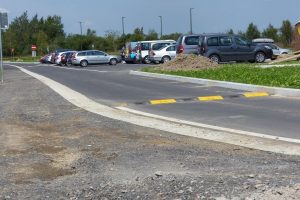 Auch am Ausgang des Parkplatzes (in Richtung Mont-Rigi) wurde eine schwarz-gelbe Bodenwelle angebracht. Foto: OD