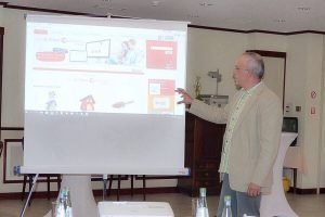 Carlos Viveiros erläutert die Funktionsweise des Online-Shops St. Vith. Foto: OD