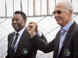 Franz Beckenbauer (rechts) mit Pelé. Beide spielten zusammen bei Cosmis New York. Foto: Shutterstock