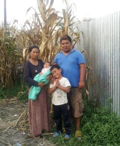 Die Familie von Pasang Tamang, die durch die Erdbebeben alles verloren hat.