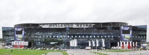 Auf diesem Foto wirkt die Ghelamco Arena in Gent etwas trist und grau, doch der Schein trügt. Über dieses Stadion sind alle voll des Lobes. Foto: Wikipedia