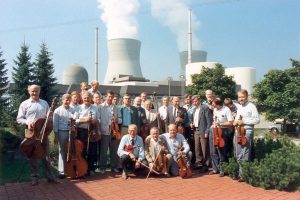 Ein Symphonie-Orchester, bei dem Atomphysiker und Ingenieure – also Pioniere der "friedlichen Nutzung" der Kernenergie - zusammen musizierten.
