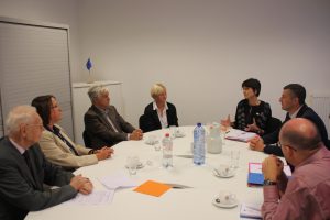 Gesprächsrunde mit EU-Kommissarin Marianne Thyssen und Grenzgängervertretern im Europahaus Ostbelgien.