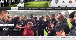 Auszug aus der Website der AS Eupen. Ein Foto zeigt die Spieler der AS, die Guillaume Rox zum 80. Geburtstag gratulieren.