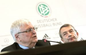 Der frühere DFB-Präsident Theo Zwanziger (links) und sein Nachfolger Wolfgang Niersbach. Foto: dpa