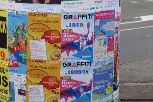 Eine "Graffiti"-Werbung für eine Veranstaltung im September auf einer Litfaßsäule in Eupen. Foto: OD