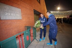 Gianluigi Buffon (rechts) und Giorgio Chiellini legten am Donnerstag Blumen an der Gedenktafel zu Ehren der Opfer der Heysel-Katastrophe nieder. Foto: Belga