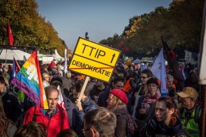 Eine Kundgebung gegen TTIP in Berlin. Ist das transatlantische Abkommen zwischen der EU und den USA bereits gestorben, noch bevor es fertig ausgehandelt wurde? Foto: Shutterstock