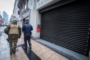 Ein Soldat und ein Polizist patrouillieren vor einem geschlossenen Geschäft in der Brüsseler Rue Neuve am 22. November 2015. Foto: OD
